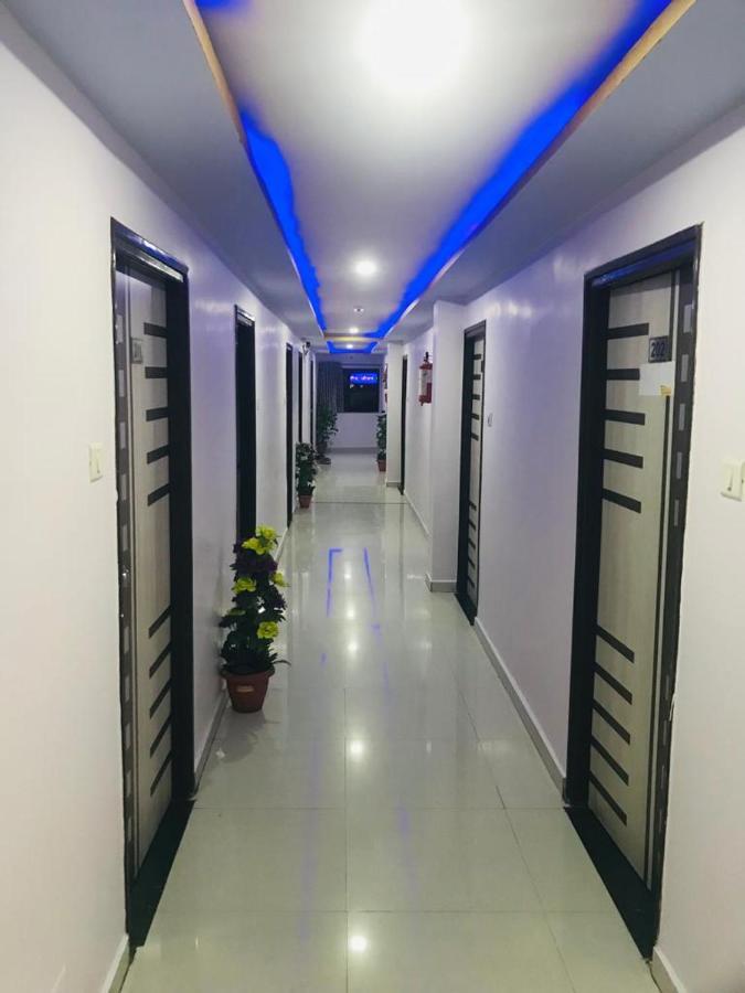 Hotel Royal Night Amhedabad Dış mekan fotoğraf