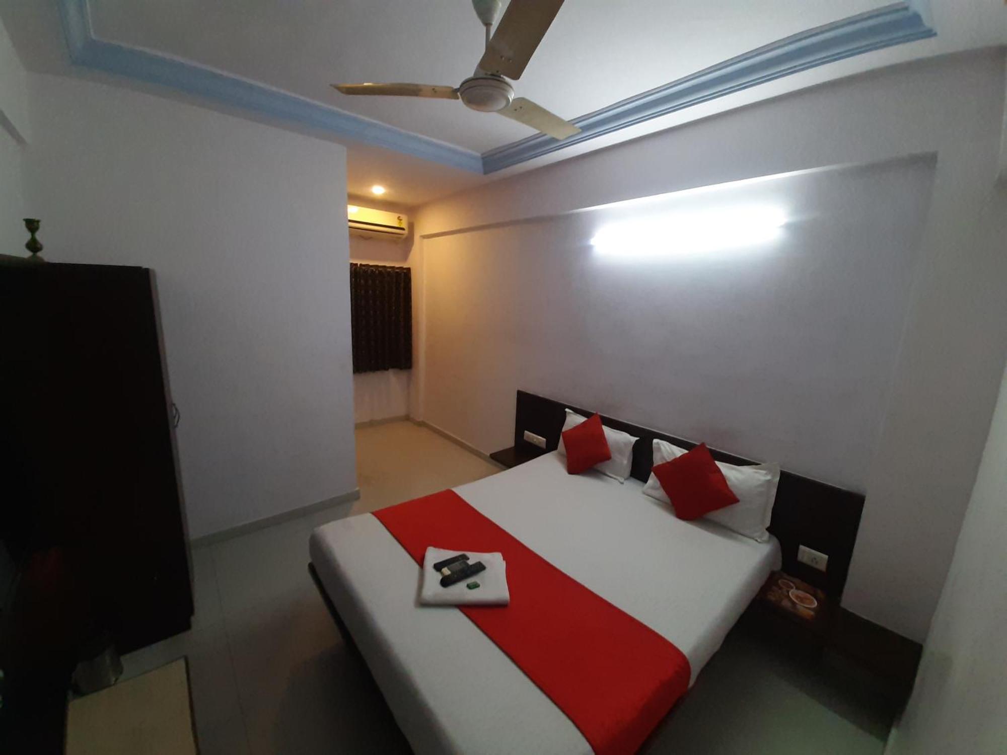 Hotel Royal Night Amhedabad Dış mekan fotoğraf