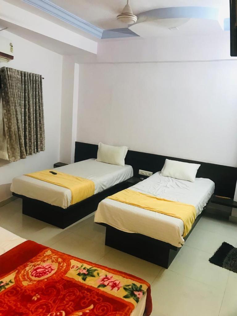 Hotel Royal Night Amhedabad Dış mekan fotoğraf